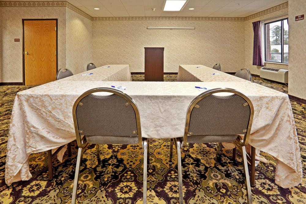 Holiday Inn Express & Suites Wilson-Downtown By Ihg Bagian luar foto